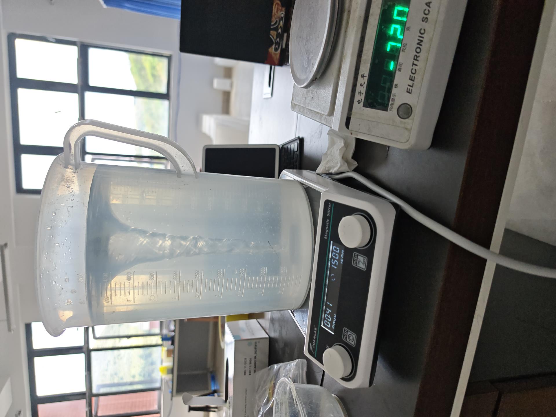图1：新配置的1%糖水溶液